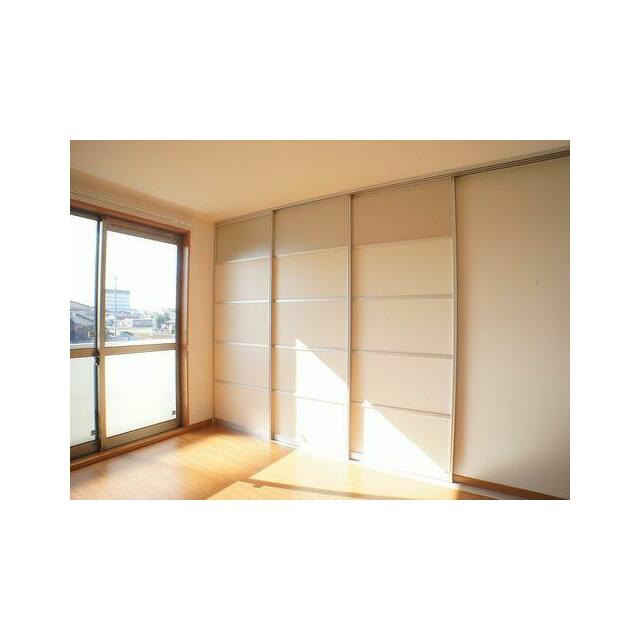 【リビング】スライディングスクリーンを閉めた状態です◎ライフスタイルに合わせてＬＤＫと洋室を分けた…