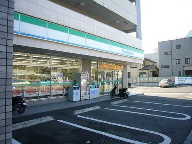 ファミリーマート鶴川駅西店