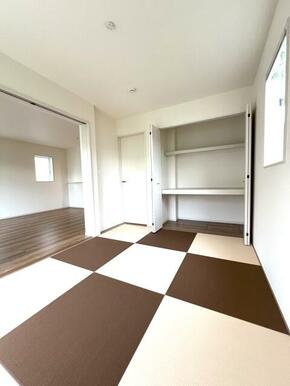 ６帖の畳のお部屋になります。建売住宅には珍しい広さです。収納もあり直接廊下から入る事も可能です。