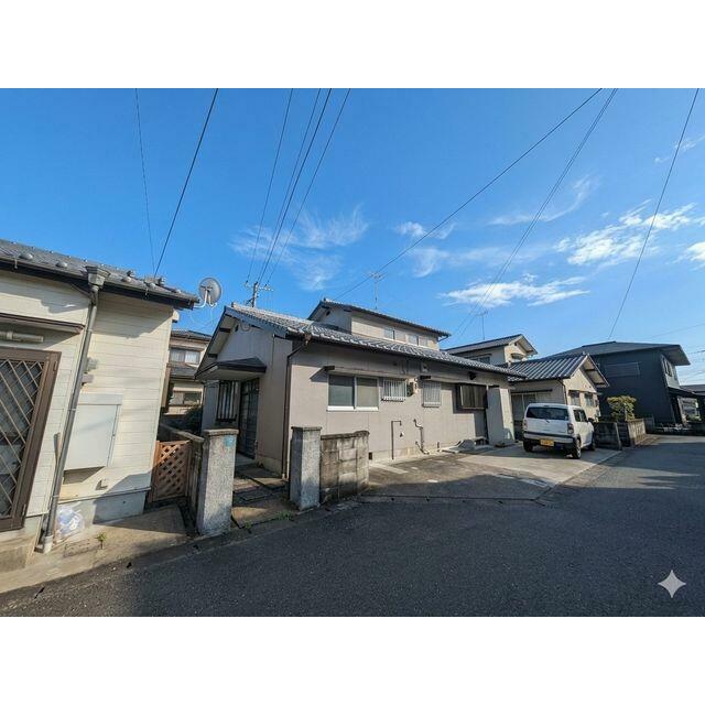青空に映える落ち着いた佇まい。徒歩圏内に生活施設が揃う、利便性と静穏が共存するエリアです。