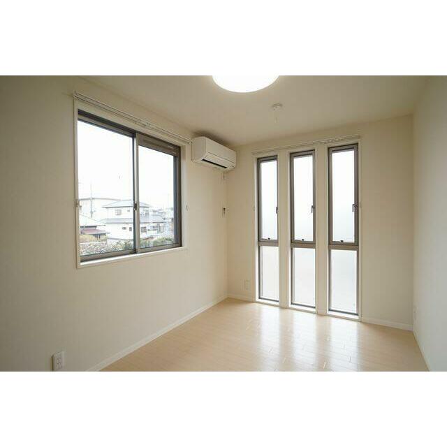 【洋室２】北側洋室です。エアコン各世帯２台付きで、こちらのお部屋に設置されています！