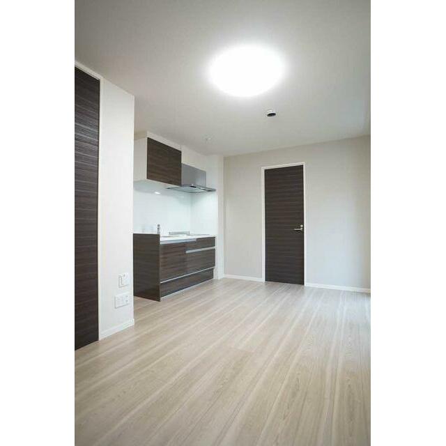 【居室】木目調のフロアタイルを採用し、上質で雰囲気のある空間に仕上げております。