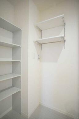 洗濯機置き場上・横には収納棚があります。