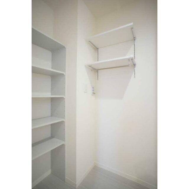 洗濯機置き場上・横には収納棚があります。