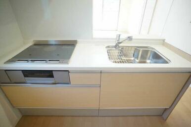 【キッチン】お手入れしやすいＩＨクッキングヒーター