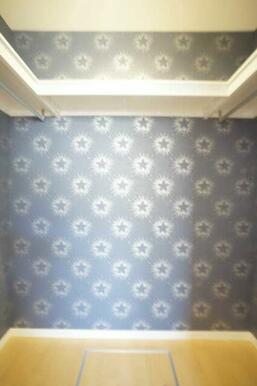 【ＷＩＣ】洋服をかけたまま収納できるハンガーポール付き