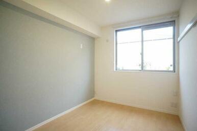 【洋室５．８帖】収納棚付き