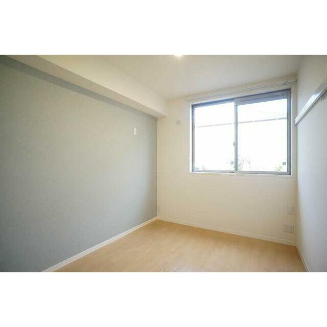 【洋室５．８帖】収納棚付き