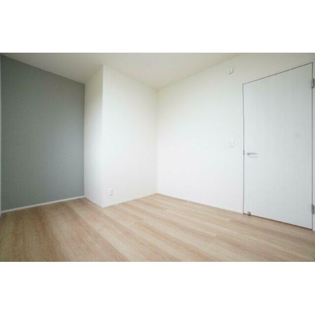 5.3帖洋室。オープンクローゼットは扉がない分、お部屋の広さを最大限に使用できます。※類似物件の参考画像です。