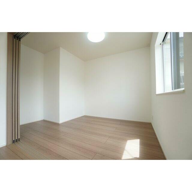 5.3帖洋室。リビングと三枚扉で繋がっています。※類似物件の参考画像です。