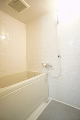 清潔感のある浴室で、１日の疲れを癒しリラックスできます。