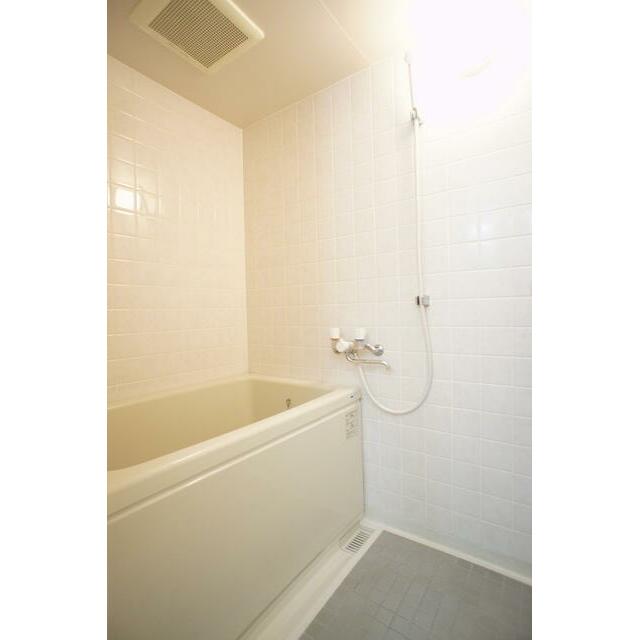 清潔感のある浴室で、１日の疲れを癒しリラックスできます。