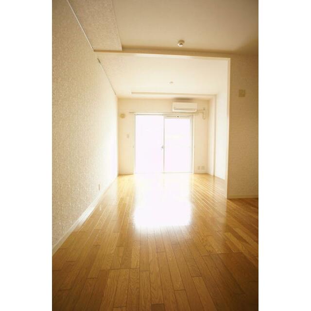 採光性の良い大きな窓で明るい室内です☆