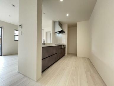 リビングの様子を見ながら家事ができるので小さなお子さまがいるご家庭も安心です＾＾