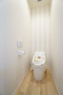 タンクレスタイプのトイレで見た目スッキリ♪清潔感もあります。