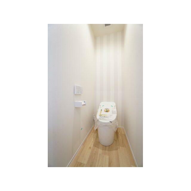タンクレスタイプのトイレで見た目スッキリ♪清潔感もあります。
