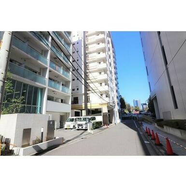 現地前面道路・駐車場