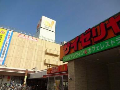 スーパー徒歩4分