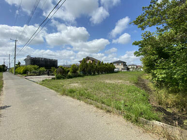 現地写真。交通量も少なく静かで、田園風景の広がるのどかな場所です♪