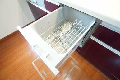 面倒な食器洗いもお任せ♪キッチンに備え付けられていますので入居後すぐにご使用いただけます。