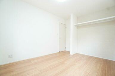 2階6帖洋室。オープンクローゼットでお部屋の広さを最大限に使用できます。※類似物件の参考画像です。