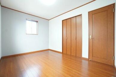 2階6帖洋室。クロスの張替えを行いました。収納があることで衣類や日用品などまとめて整理できます♪