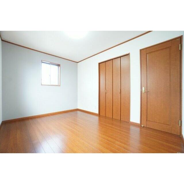 2階6帖洋室。クロスの張替えを行いました。収納があることで衣類や日用品などまとめて整理できます♪