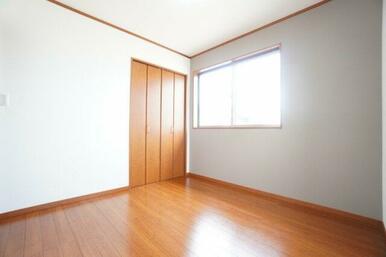 2階4.5帖洋室。クロスの張替えを行いました。自然光が入ることでお部屋全体が明るく開放的に♪