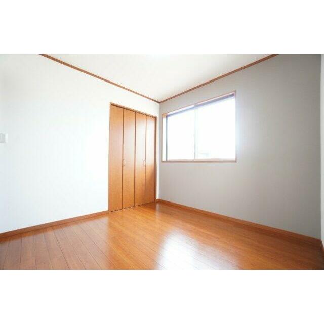 2階4.5帖洋室。クロスの張替えを行いました。自然光が入ることでお部屋全体が明るく開放的に♪