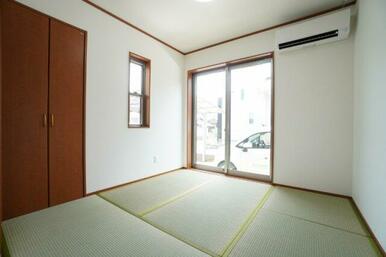 1階4.5帖和室。畳の表替え、クロスの張替えを行いました。玄関入ってすぐにあるので客間にも便利です☆