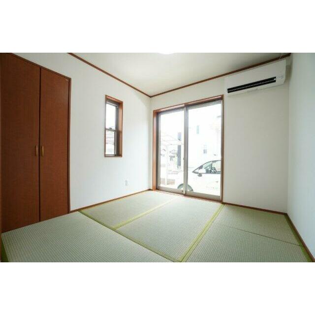 1階4.5帖和室。畳の表替え、クロスの張替えを行いました。玄関入ってすぐにあるので客間にも便利です☆