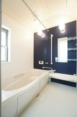 足を伸ばしてゆったり浸かれる1坪タイプの浴室♪