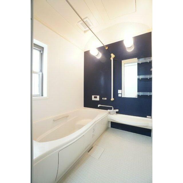 足を伸ばしてゆったり浸かれる1坪タイプの浴室♪