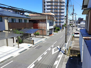 一ツ橋町の主道路となる東西の通り沿いで、広告効果高め。