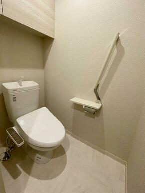 【トイレ】シャワートイレ。上部には扉付きの収納棚がありますので、見られたくないトイレ用品の収納に一…