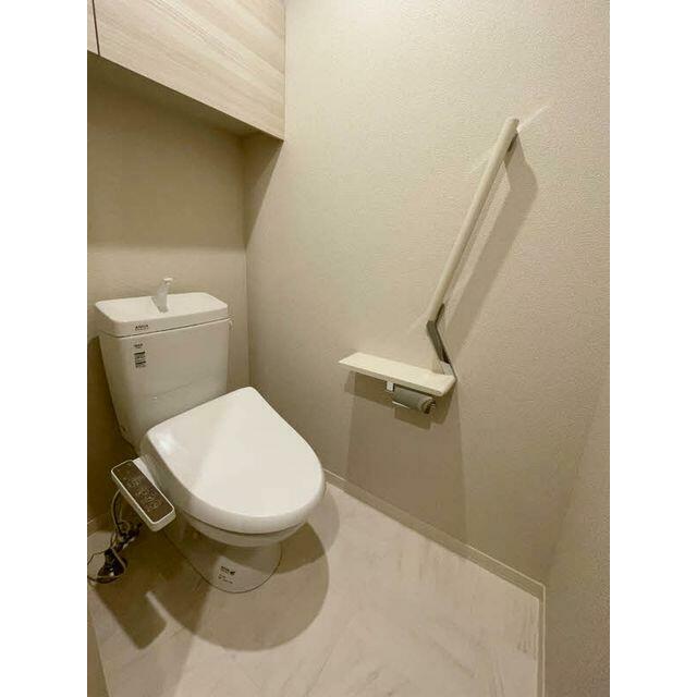 【トイレ】シャワートイレ。上部には扉付きの収納棚がありますので、見られたくないトイレ用品の収納に一…