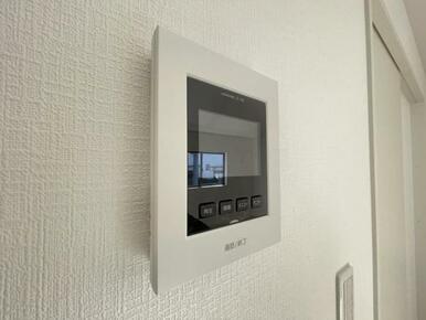 訪問者がひと目でわかるモニター付きインターホンを標準装備。お子さまのお留守番にも安心です！