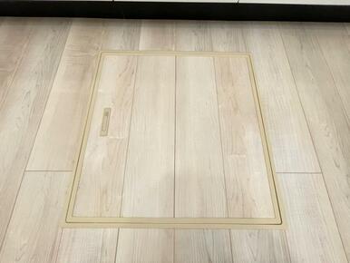 お漬物を漬けたり鍋などの季節物もしまっておける便利な床下収納！