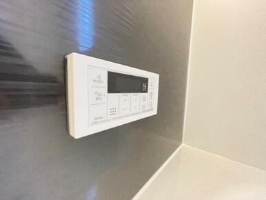 ボタンひとつでお湯張りや追い焚き、温度調整までしてくれる便利なオートバス機能付き！
