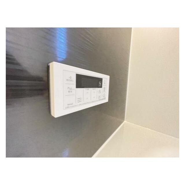 ボタンひとつでお湯張りや追い焚き、温度調整までしてくれる便利なオートバス機能付き！