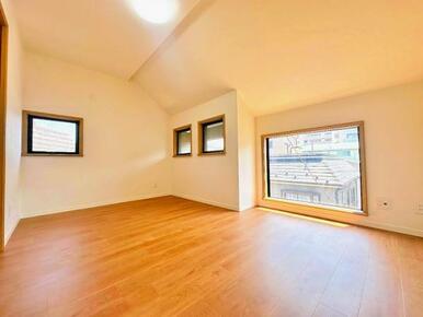 「洋室約7.2帖」窓が多く、明るく開放的です。