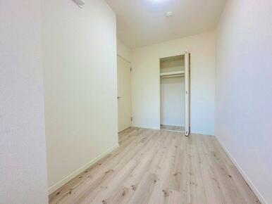 「玄関横洋室」約4.6帖の洋室です。