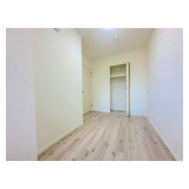 「玄関横洋室」約4.6帖の洋室です。