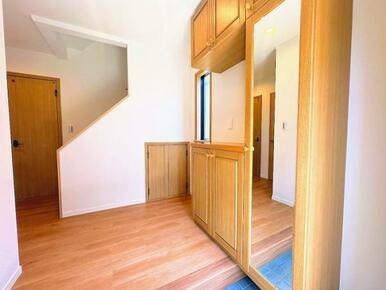 「玄関」落ち着いた色合いの玄関です。