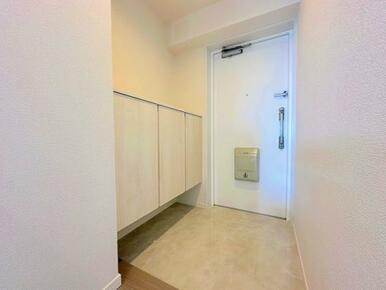 「玄関」落ち着いた色合いの玄関です。