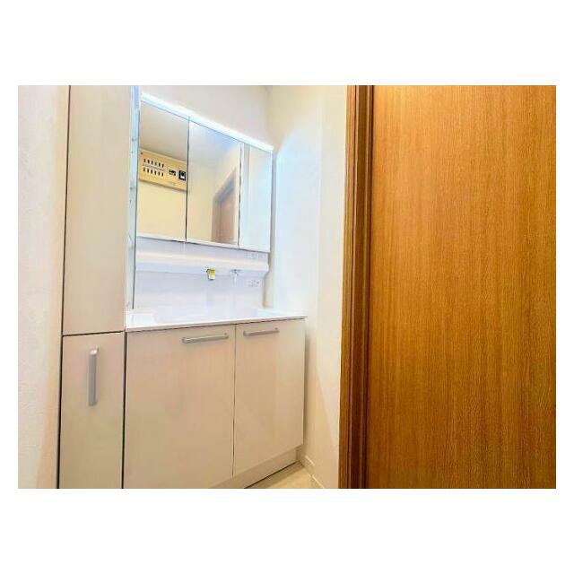 「洗面脱衣室」新品交換済みの洗面台は人気の三面鏡タイプです。