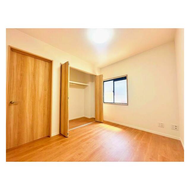 「1階洋室」たっぷりとした収納スペースがあります。