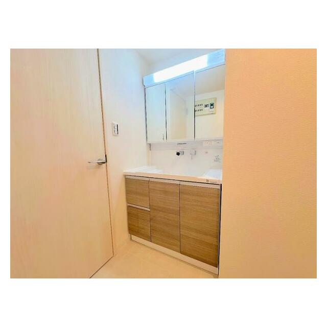 「洗面脱衣室」新品交換済みの洗面台は人気の三面鏡タイプです。