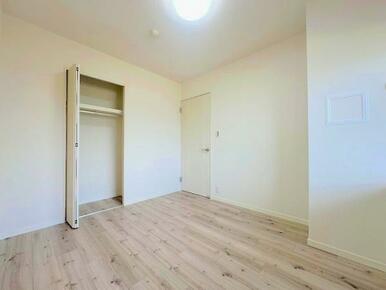 「玄関横洋室6帖」たっぷりとした収納スペースがあります。