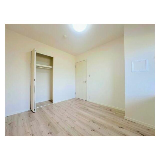 「玄関横洋室6帖」たっぷりとした収納スペースがあります。